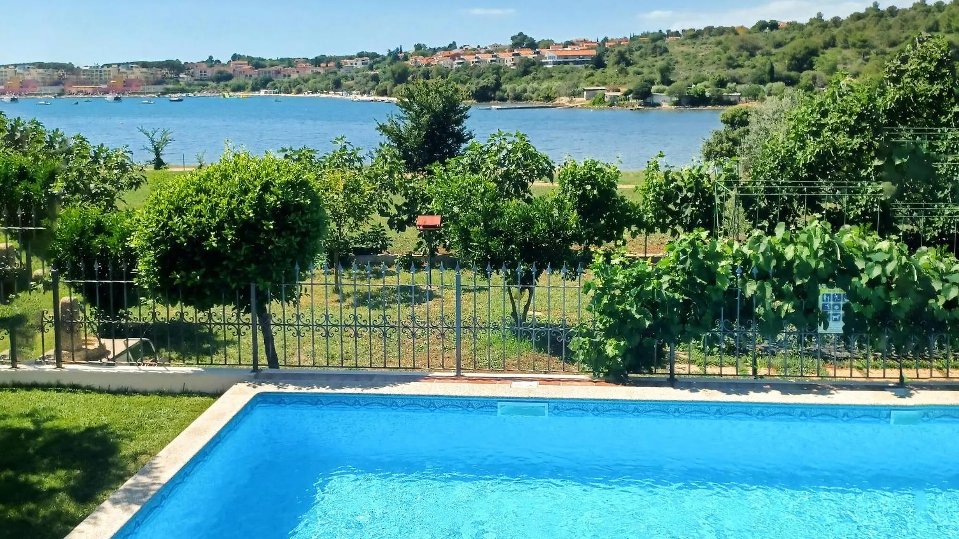 Awesome Home In Pula With Outdoor Swimming Pool بيت للعطل